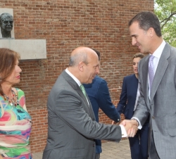 Sus Altezas Reales los Príncipes de Asturias a su llegada a la Residencia de Estudiantes, son recibidos por el presidente de la Comunidad de Madrid, e